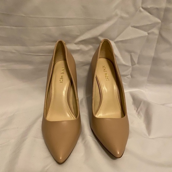 NINE WEST SIZE 7 - Picture 2 of 9